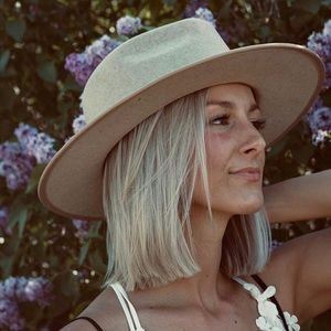 Bella Stiff Brim Hat in Oatmeal